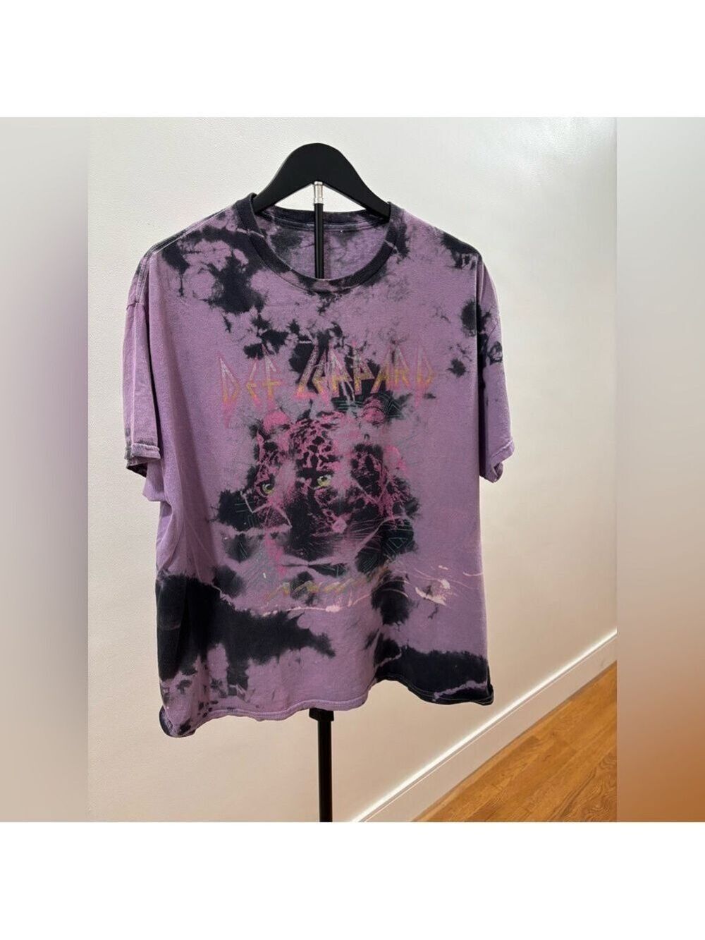 290. Def Leppard Purple and Black Graphic Band-Tee